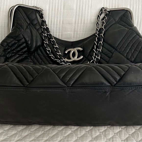 Authentic CHANEL Shoulder Bag with Silver Hardware in Excellent Condition! - Picture 6 of 11